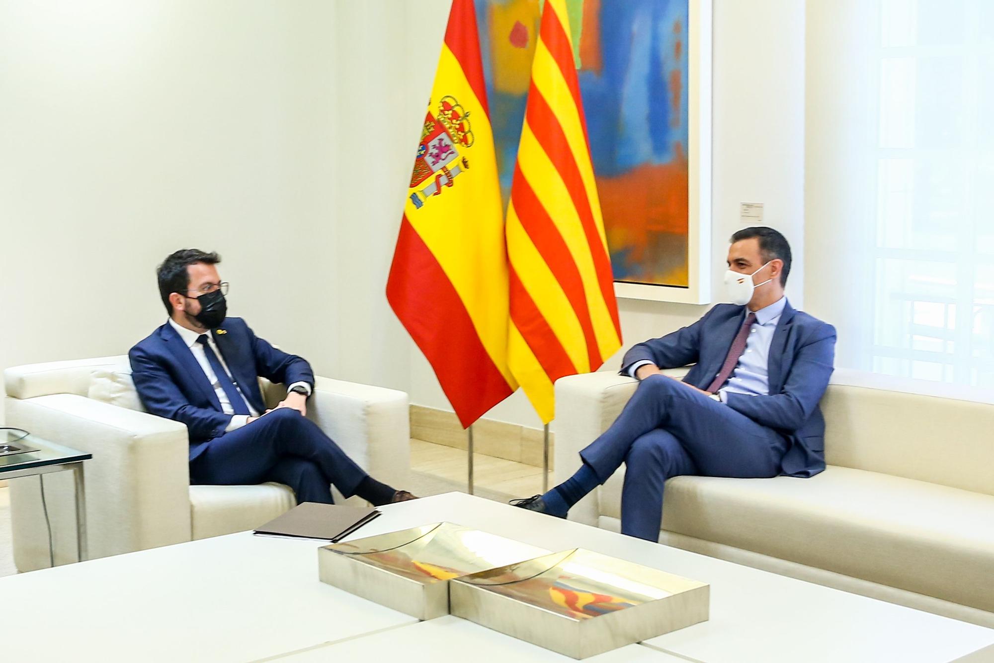 El presidente del Gobierno, Pedro Sánchez (d); y el president de la Generalitat de Catalunya, Pere Aragonès, durante una reunión en el Palacio de la Moncloa, a 29 de junio de 2021, en Madrid