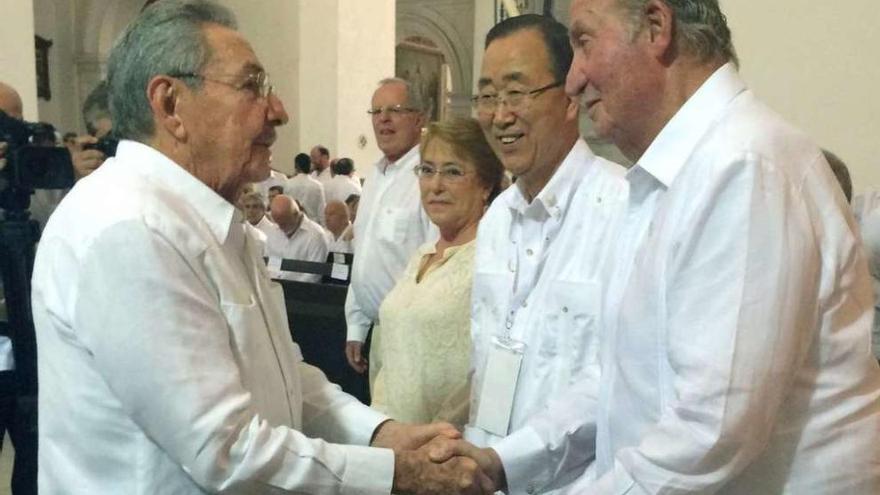 Juan Carlos I saluda al presidente de Cuba, Raúl Castro, durante el acto de la firma de la paz. // Efe