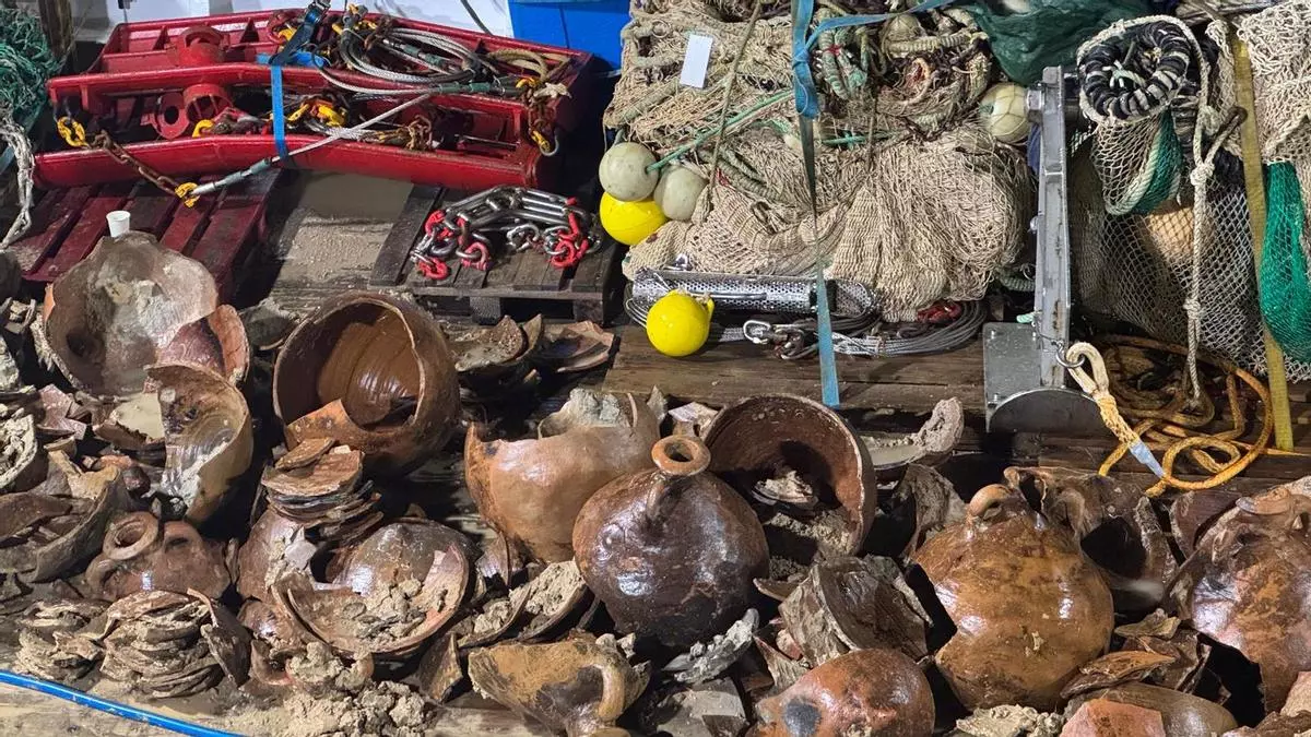 Un lance inaudito: el oceanográfico vigués «Miguel Oliver» pesca decenas de ánforas romanas al sur de Formentera
