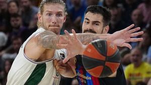 El jugador del Unicaja, Osetkowski, cierra la línea de pase a Kalinic en el segundo partido de la semifinal.