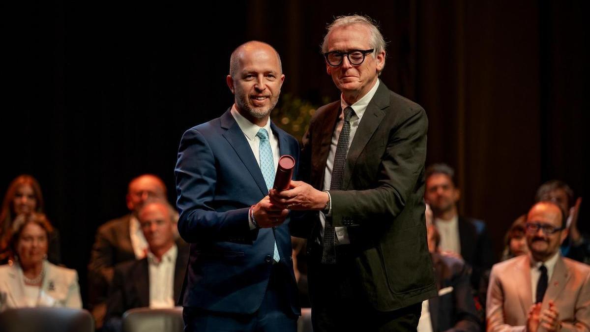 El arquitecto de Sueca Luis Cortés recibe el premio en el acto celebrado en el Teatro Municipal de Nicosa.