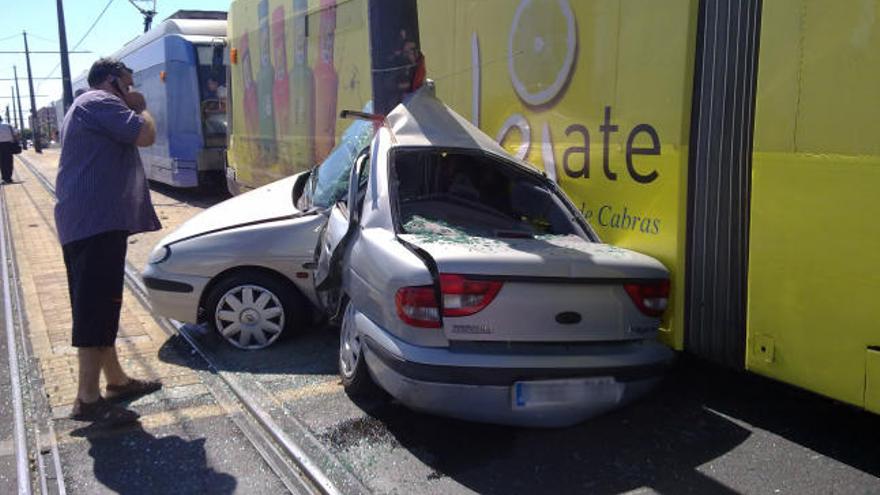 El coche del siniestro, tras ser arrollado por un tranvía en la Av. Cataluña de Valencia