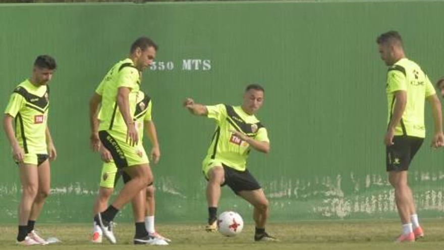 Collantes, en primer término, con Gonzalo Verdú y Javi Flores, a la izquierda, durante el entrenamiento de ayer en el anexo.