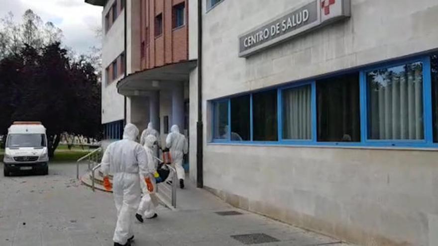 Vídeo: Así limpia el Ejército los geriátricos y hospitales de Mieres, Langreo, Aller y Laviana