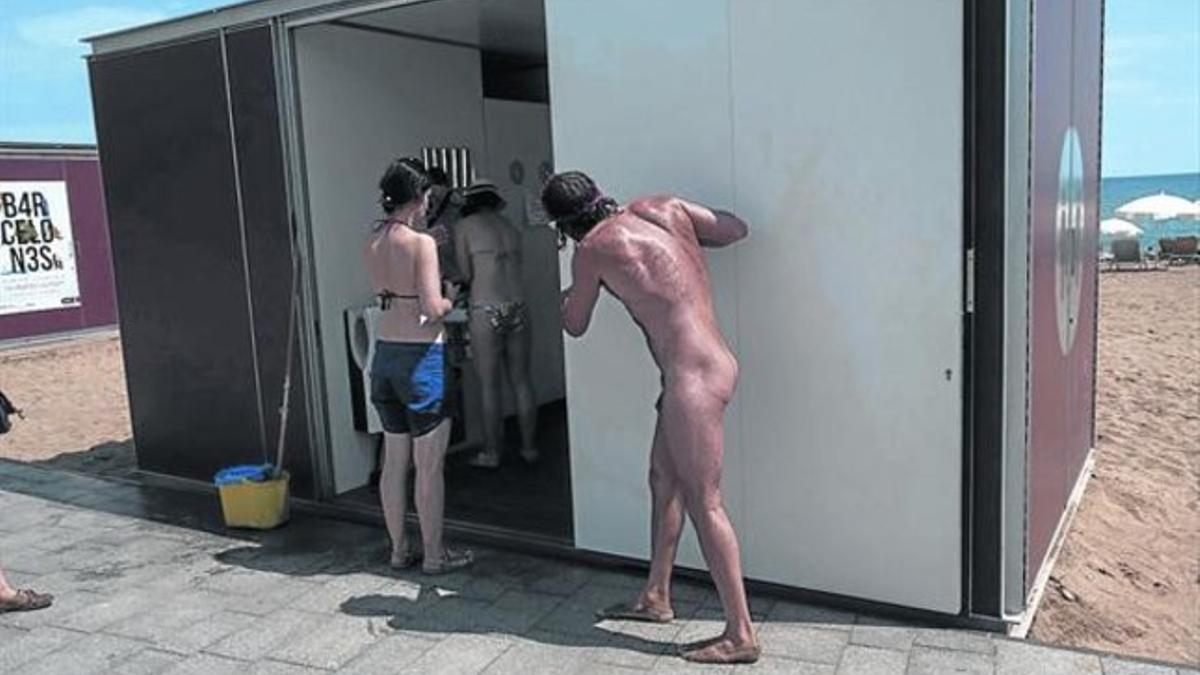 Nudista 8 Un hombre procedente de la zona nudista llega a un lavabo sin ropa y sin calzado, lo que está prohibido, ayer.