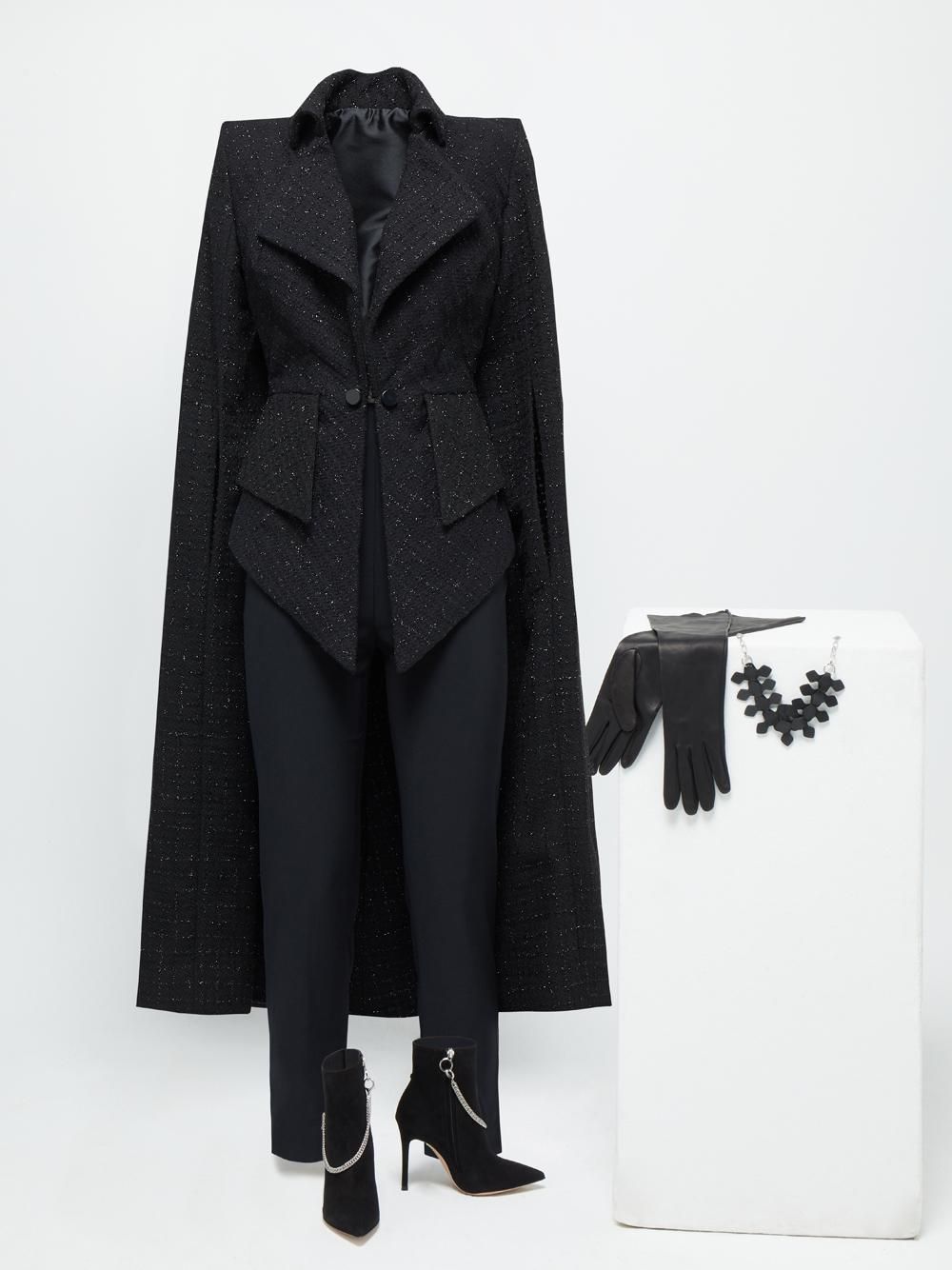Jenny Beavan para Cruella Chaqueta con capa de tweed negra con detalles plateados y pantalones elásticos negros más accesorios
