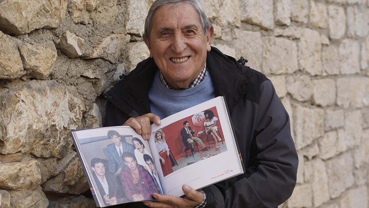 Paco Baso, mostrant el llibre que acaba de publicar.