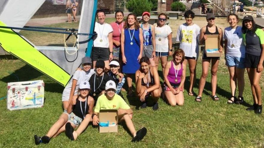 Lindia Pousa gana la regata femenina del Náutico Cangas