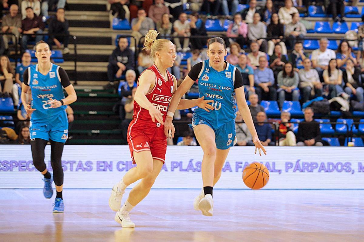 Acció defensiva de Klara Holm, durant el partit.