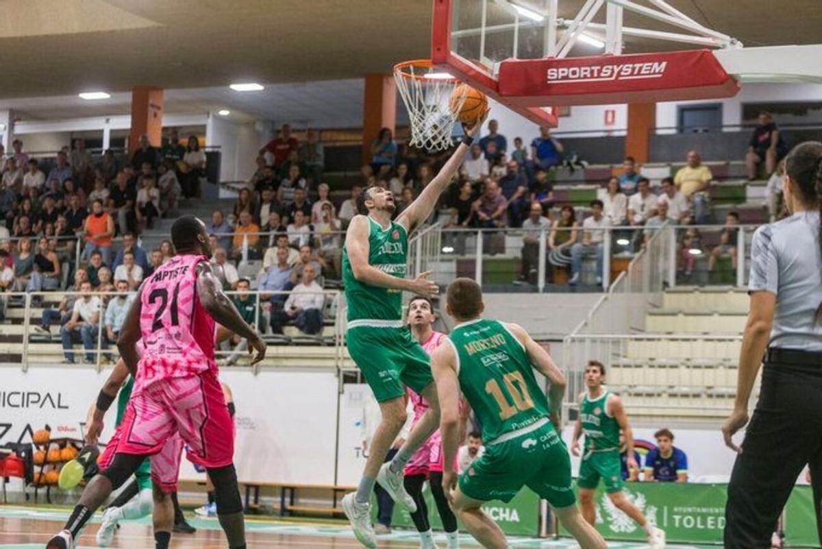 Mendiola entra a canasta en un encuentro de competición
