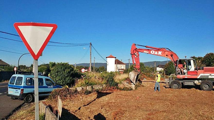 Los operarios trabajan en el tramo de la PO-552 en obras.