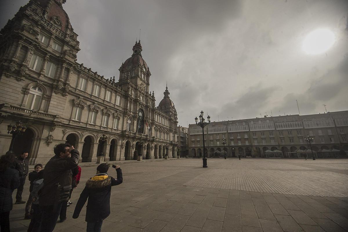 Un grupo de personas observa un eclipse solar parcial en María Pita.