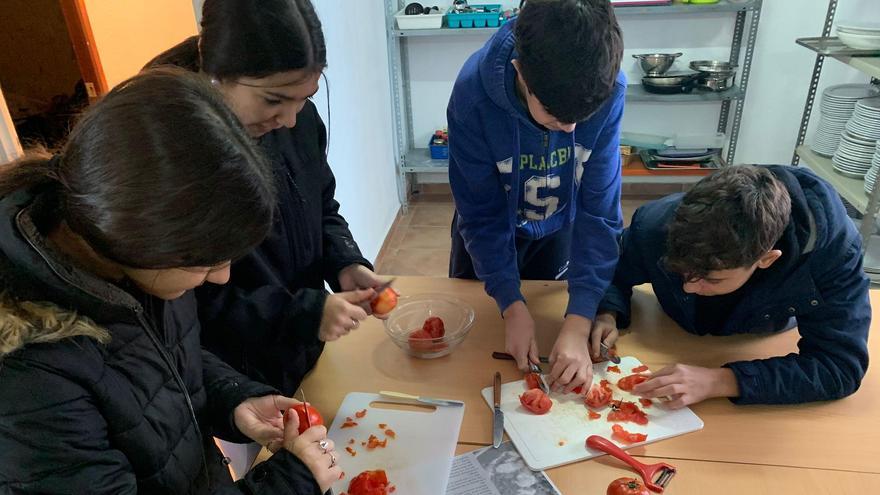 Alumnado del IES Averroes de Córdoba que participa en los talleres de CIC Batá.