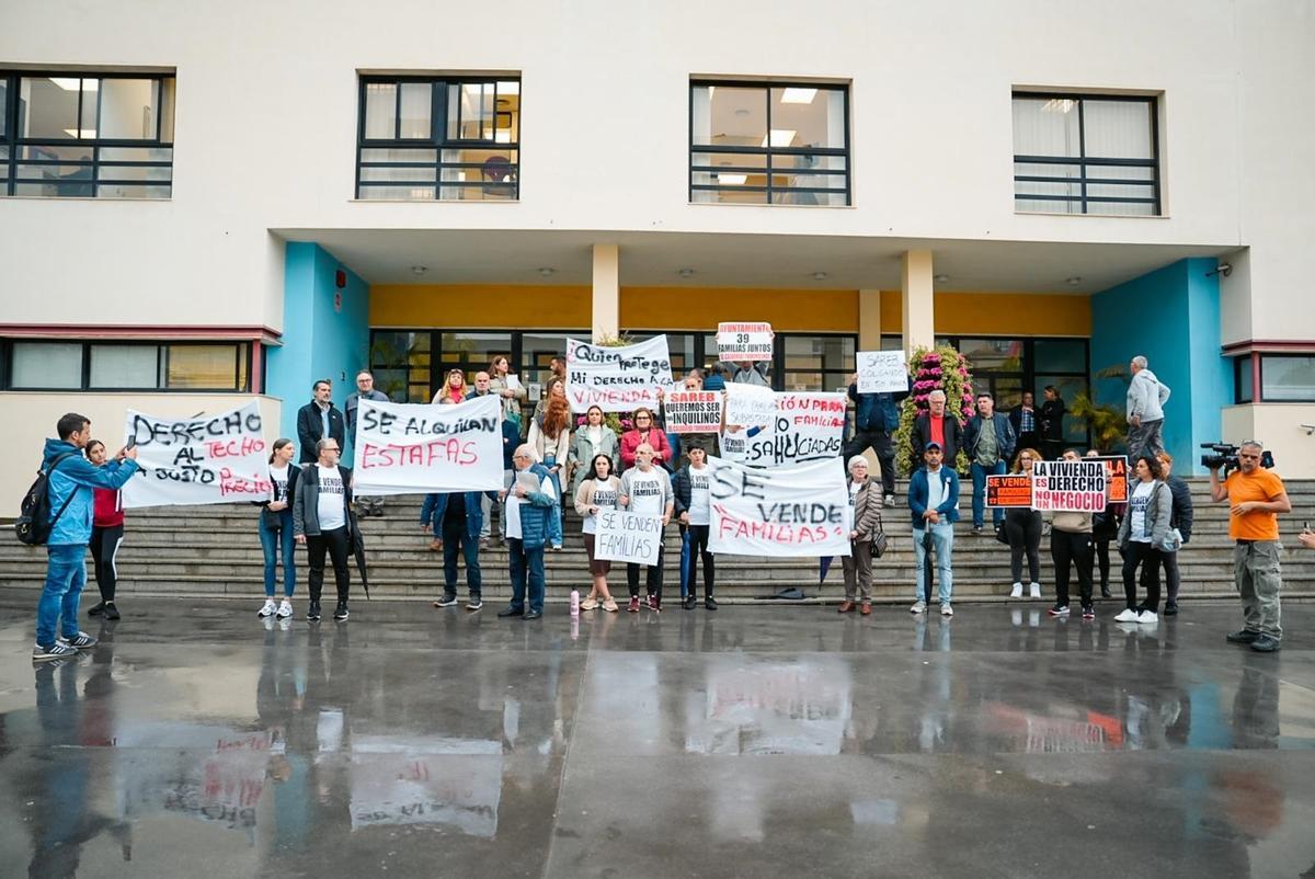 Los vecinos del Calvario se han manifestado ante el Ayuntamiento de Torremolinos.