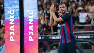 Pjanic, en la presentación del Barça en el trofeo Joan Gamper en el Camp Nou.