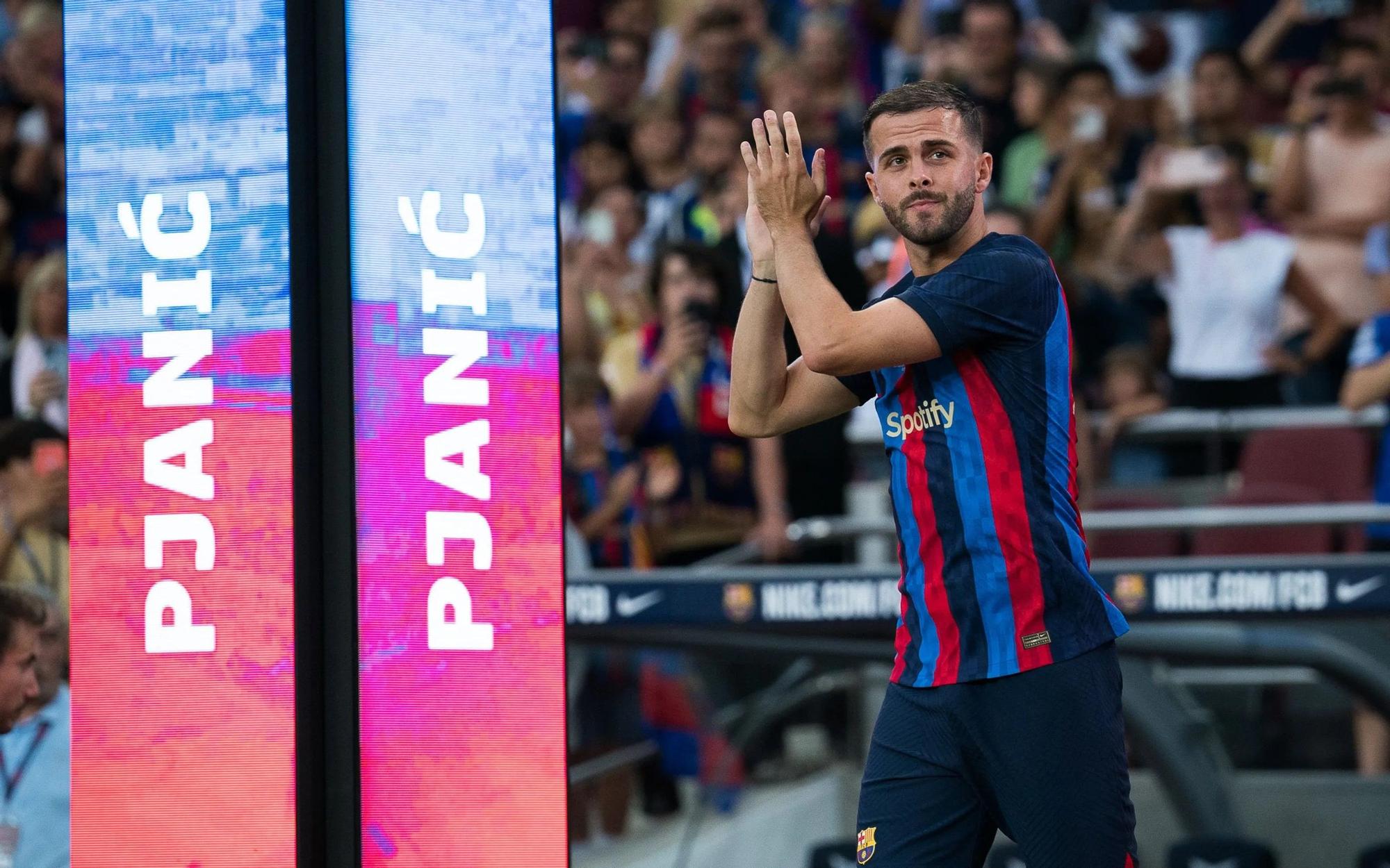 Pjanic, en la presentación del Barça en el trofeo Joan Gamper en el Camp Nou.