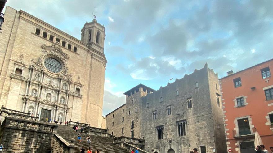 Il·luminaran la catedral de Girona de verd en homenatge als sanitaris un any després de declarar l&#039;estat d&#039;alarma