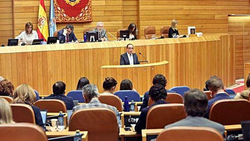 El conselleiro de Facenda, Valeriano Martínez, durante su intervención ayer en el Parlamento.