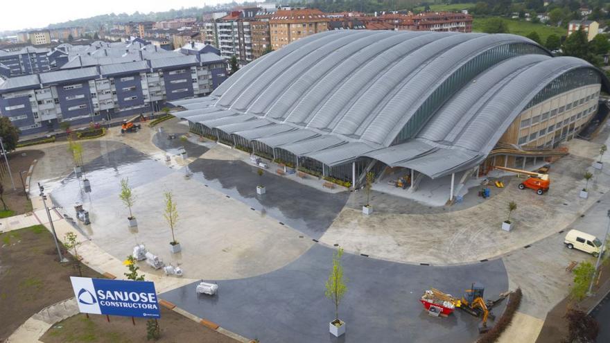 Una vista aérea del Palacio de los Deportes y la nueva plaza pública a su alrededor, en una imagen tomada ayer. | LNE
