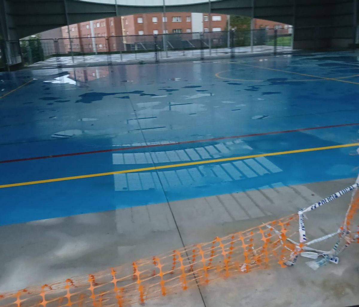 La pista exterior de Riaño, encharcada. | Patinalón