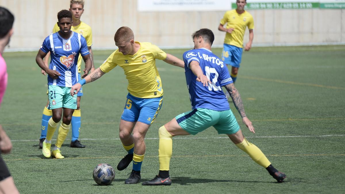 Britos durante el encuentro ante Las Palmas Atlético.