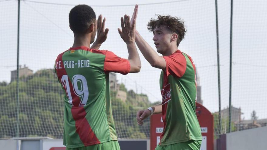 El local Caicedo celebra el sisè gol amb un company |  OSCAR BAYONA