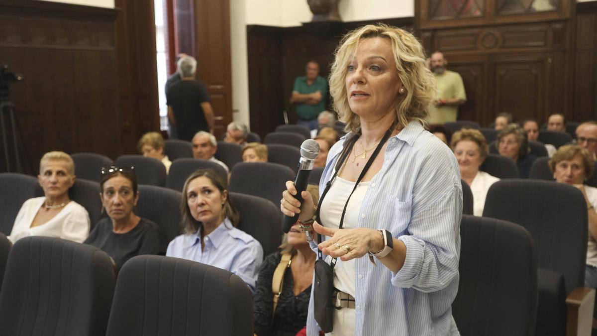 Una de las usuarias del servicio, al exponer la queja en el pleno.