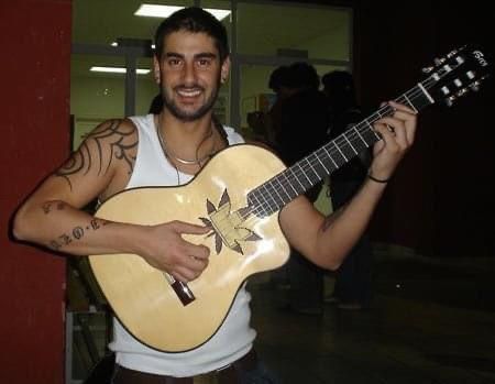 El músico asturiano con su icónica guitarra con la boca de resonancia en forma de hoja de marihuana