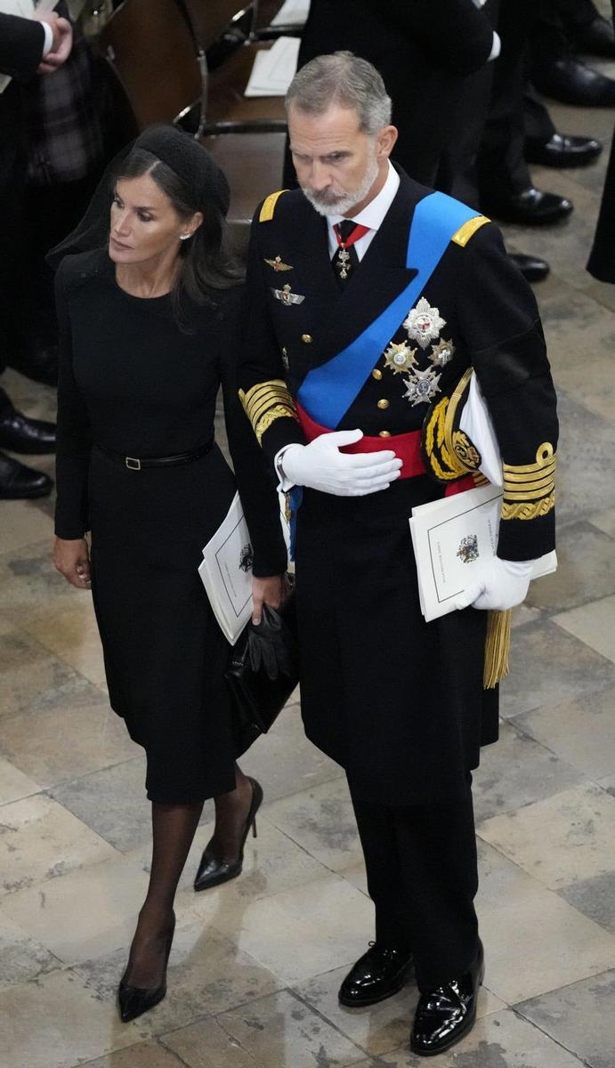 La reina Letizia y el rey Felipe en el funeral de estado de Isabel II