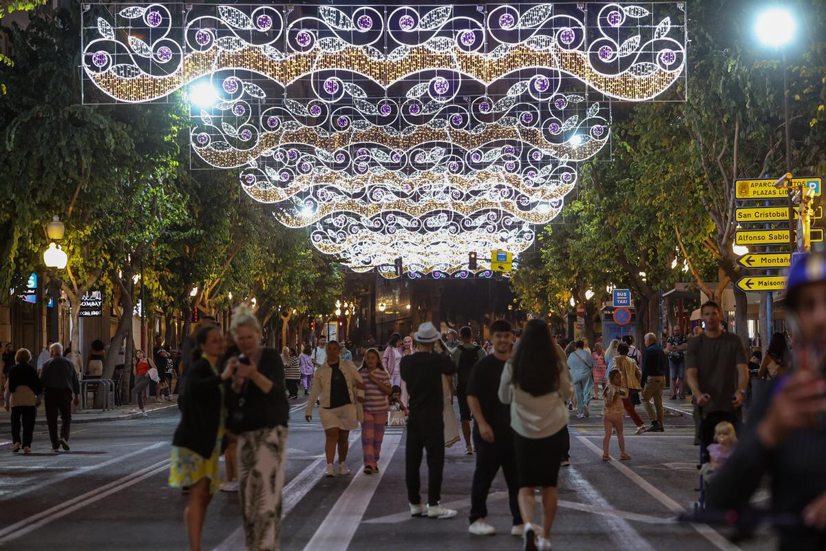 La Rambla luce ya el alumbrao especial de Fogueres.