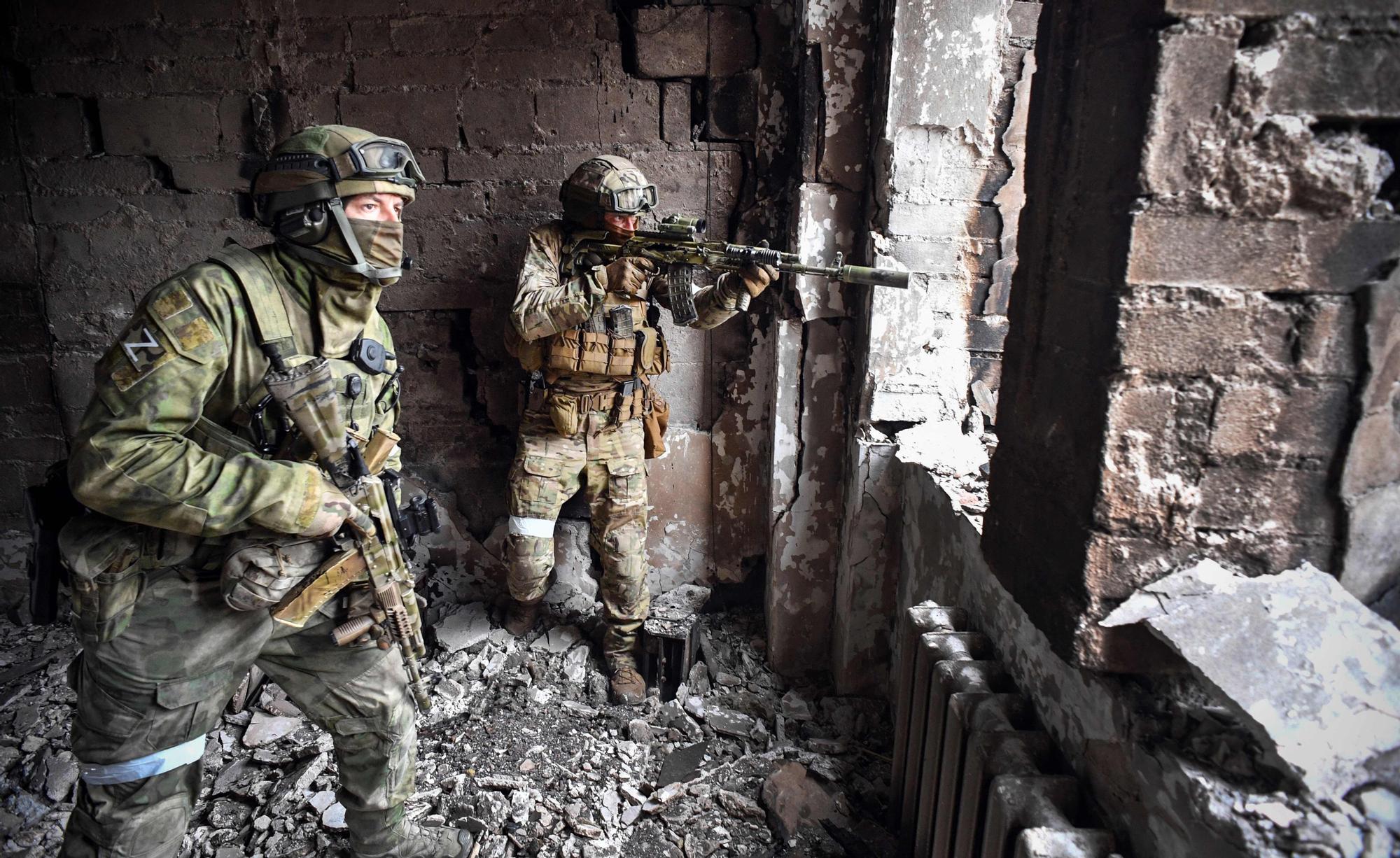 Dos soldados rusos patrullan en la ciudad ocupada de Mariúpol