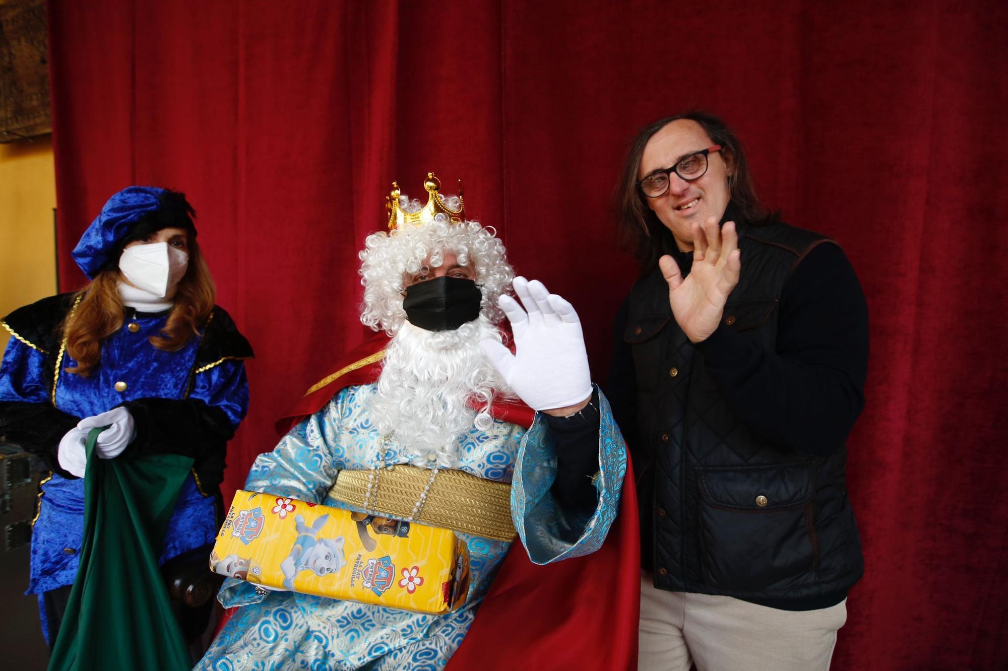 Los Reyes Magos reciben a los niños de Córdoba en el Patio de los Naranjos