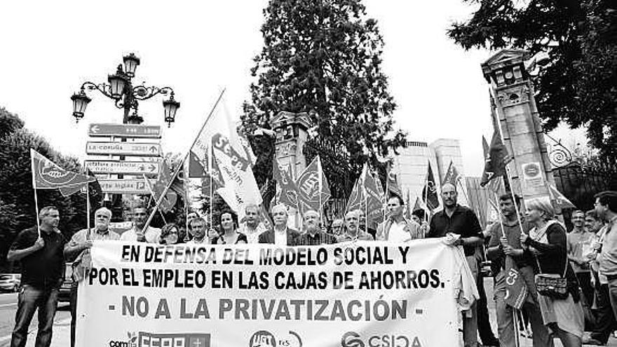 La manifestación de los sindicatos, ayer, frente al Banco de España en Oviedo.