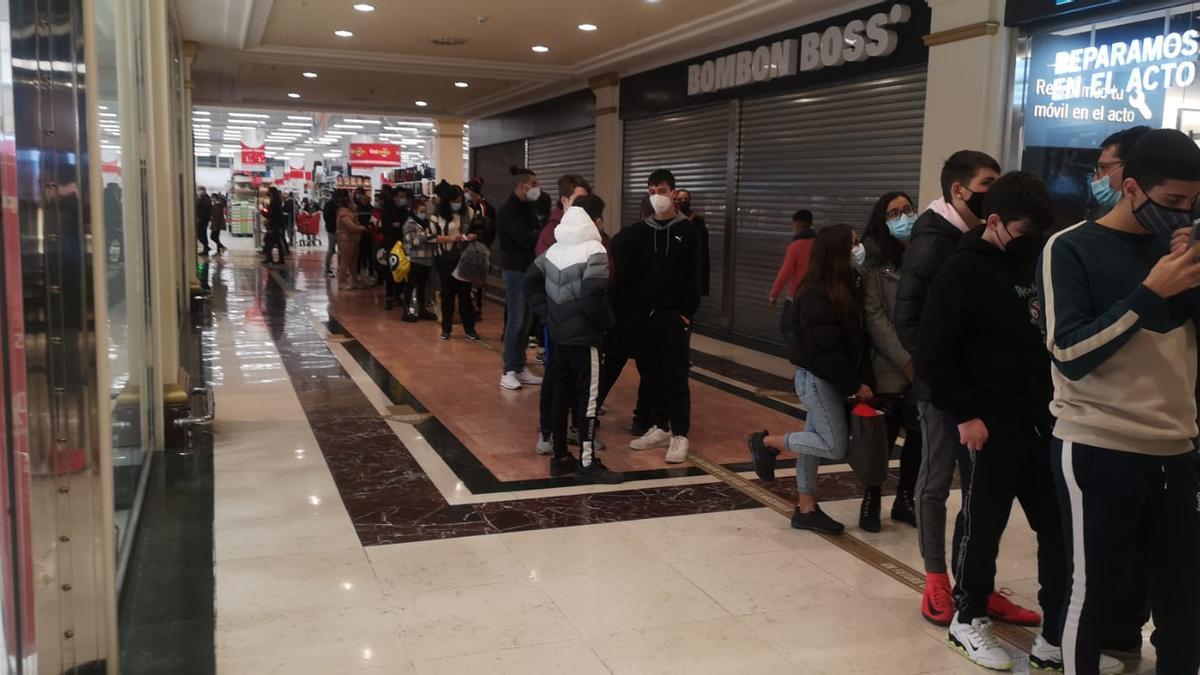 Cola en un centro comercial de Alicante para entrar a una tienda