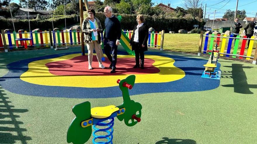 Gonzalo Durán visitó ayer el parque infantil de Barcia.  | // FDV