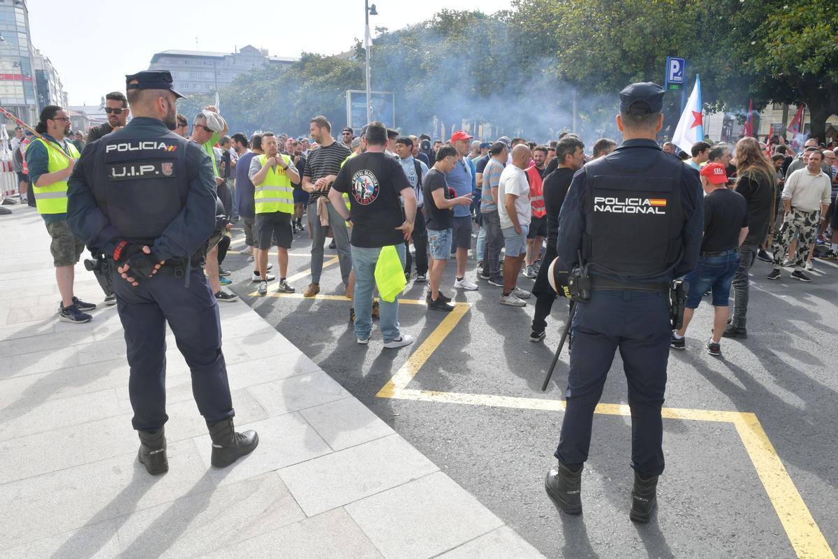 Los manifestantes se han concentrado ante un acto en el que participaba el presidente de la Xunta para demandar "un convenio digno".