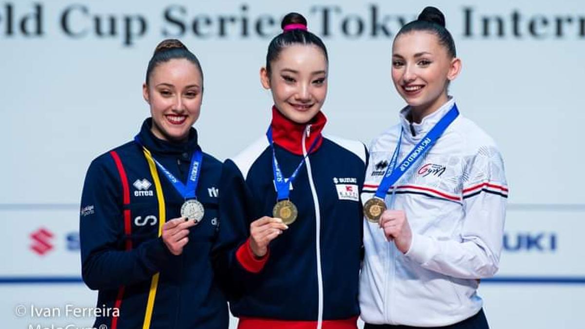 Paula, a la izquierda, con la medalla de plata en el individual de la Copa del Mundo