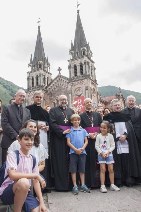 El Arzobispo de Oviedo, en Covadonga