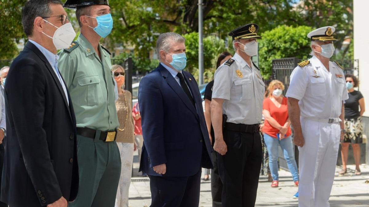 Minuto de silencio en la puerta de la Delegacióndel Gobierno en Murcia.