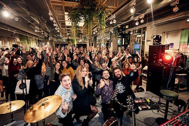 Sofía Ellar y sus fans, en la inauguración de la tienda Stradivarius de Bilbao