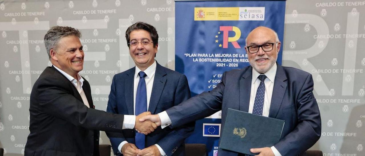 El consejero Javier Parrilla, el presidente del Cabildo, Pedro Martín, y el de la Seaisa. Francisco Rodríguez.