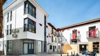 Los okupas de Baños de Montemayor se marchan: "dejan el apartamento asqueroso, han robado la tele y destrozado el sofá"