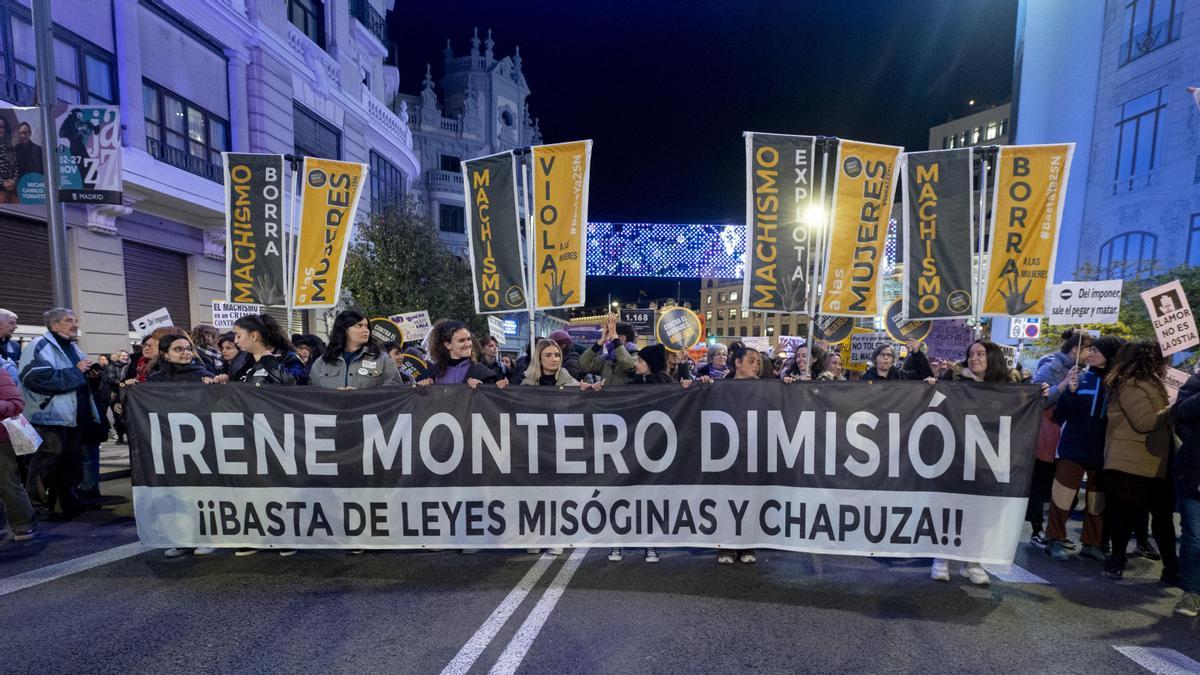 Un grupo de mujeres sujeta una pancarta de 'Irene Montero dimisión' durante la marcha por el 25N en Madrid.