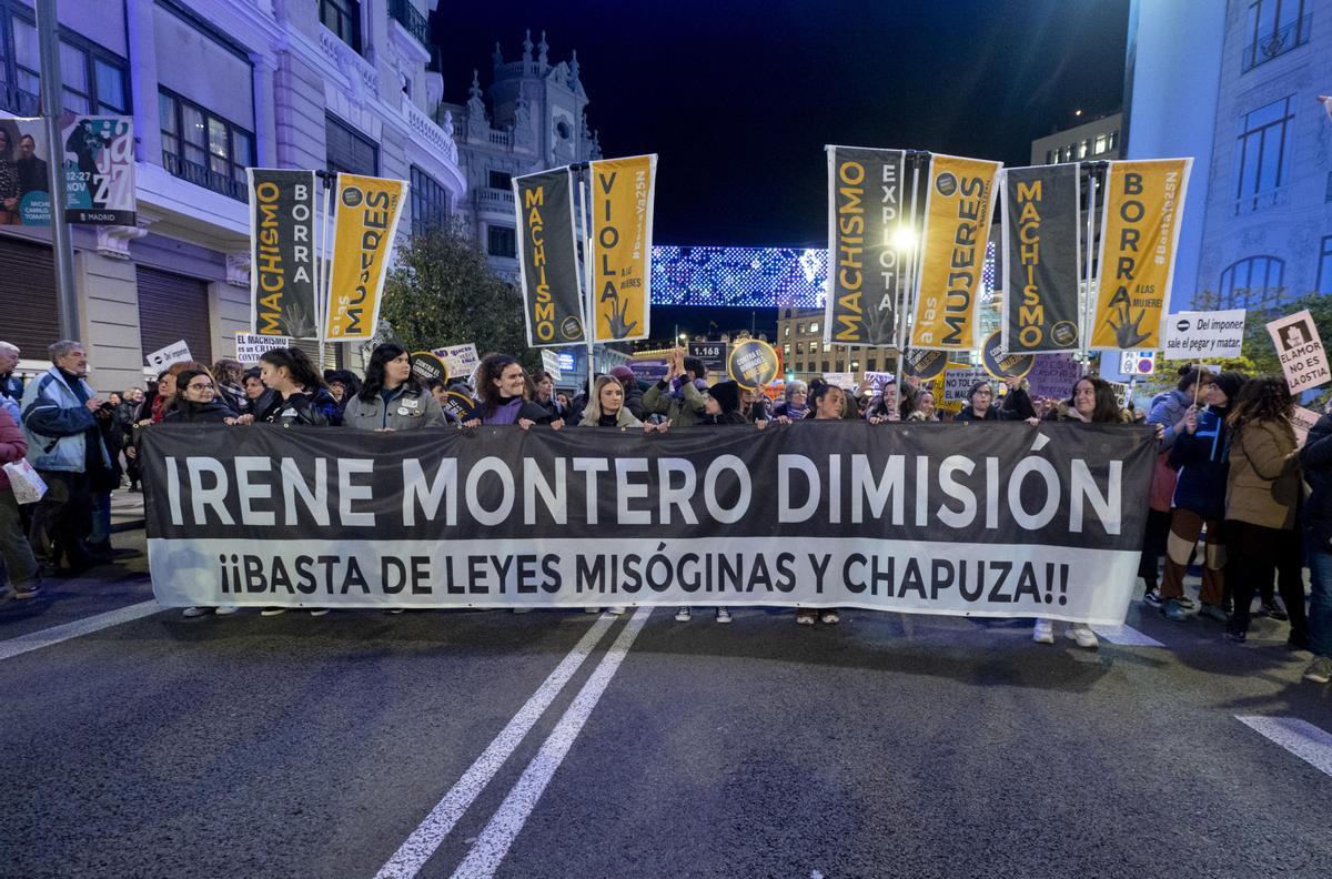 Cientos de personas marchan en Madrid por el 25N y una parte grita Irene Montero, dimisión