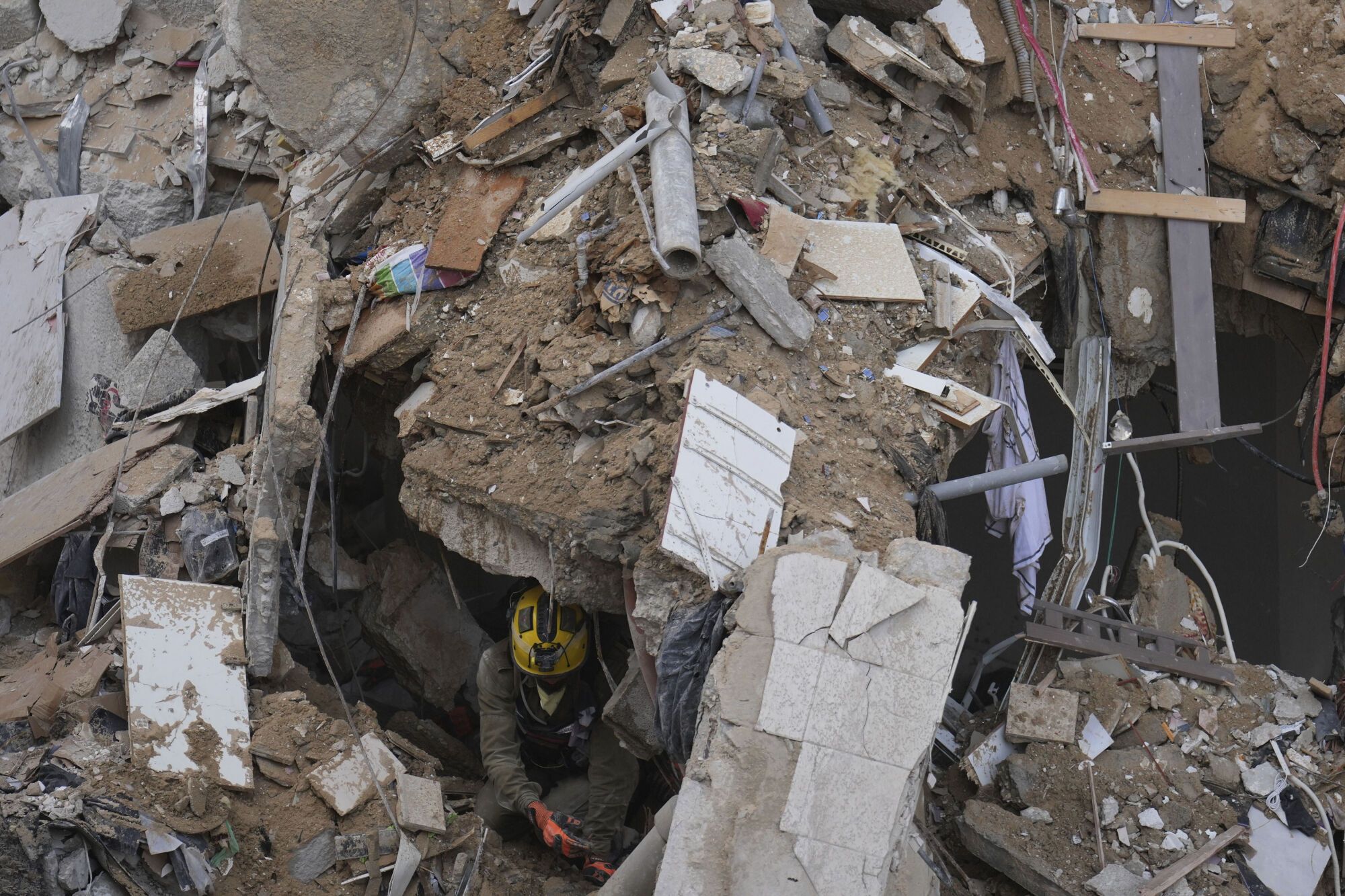 Israeli soldiers dig through the rubble to search for survivors in a residential area hit by a missile fired from Iran, near Tel Aviv, Israel, Sunday, June 15, 2025.(AP Photo/Ariel Schalit) Associated Press / LaPresse Only italy and spain. EDITORIAL USE ONLY/ONLY ITALY AND SPAIN