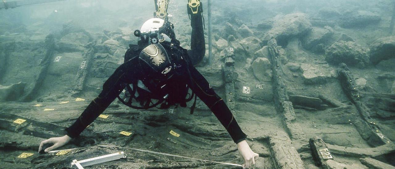 La arqueóloga subacuática Alba Ferreira, durante una inmersión. // Teddy Seguin