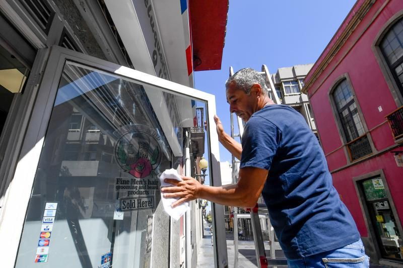 03-05-20  LAS PALMAS DE GRAN CANARIA. GENERAL BRAVO. LAS PALMAS DE GRAN CANARIA. Peluquería PEPE QUINTANA preparándose para reabrir.  Fotos: Juan Castro.  | 03/05/2020 | Fotógrafo: Juan Carlos Castro