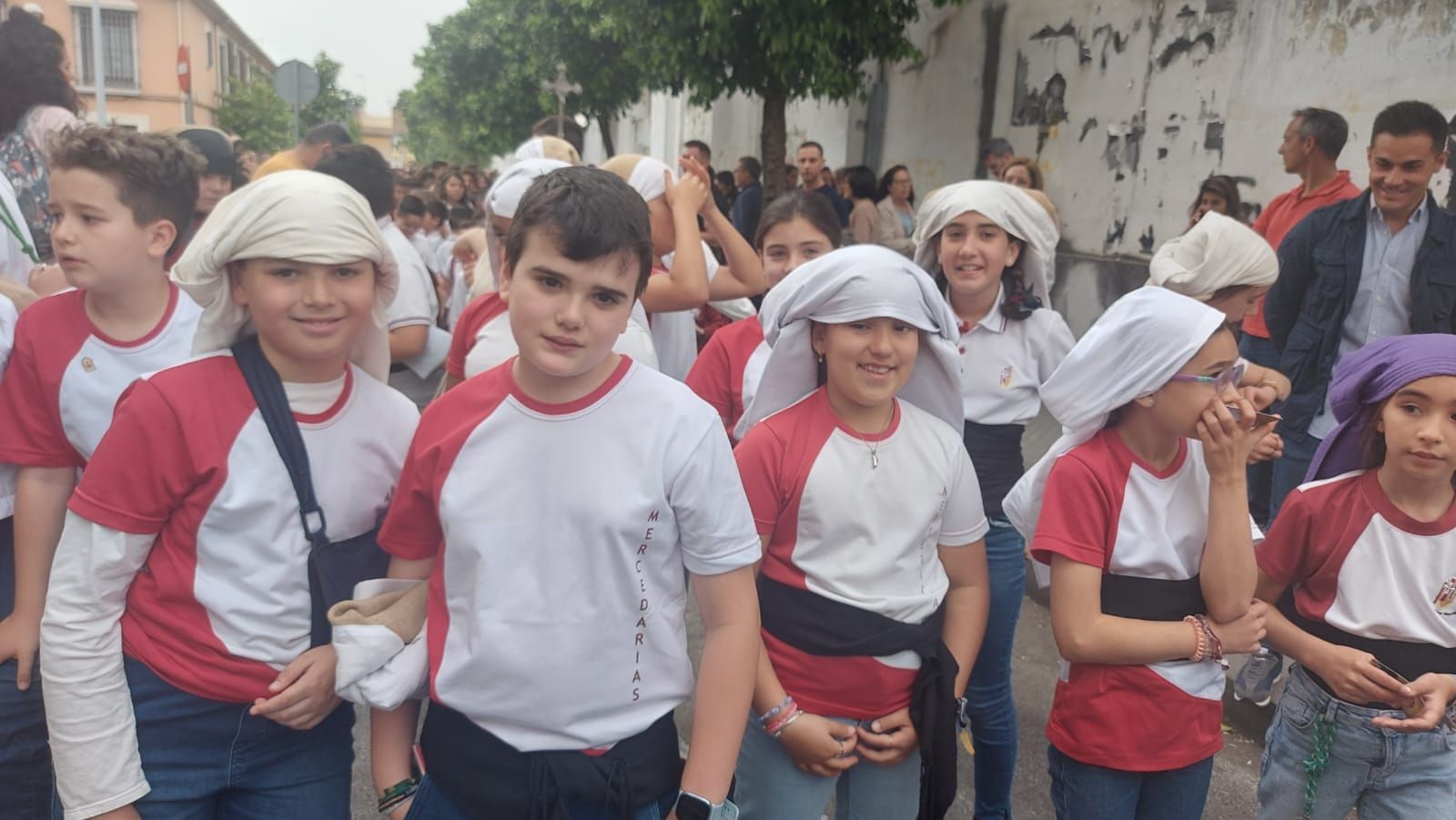 Alumnos del colegio Las Mercedarias durante su procesión
