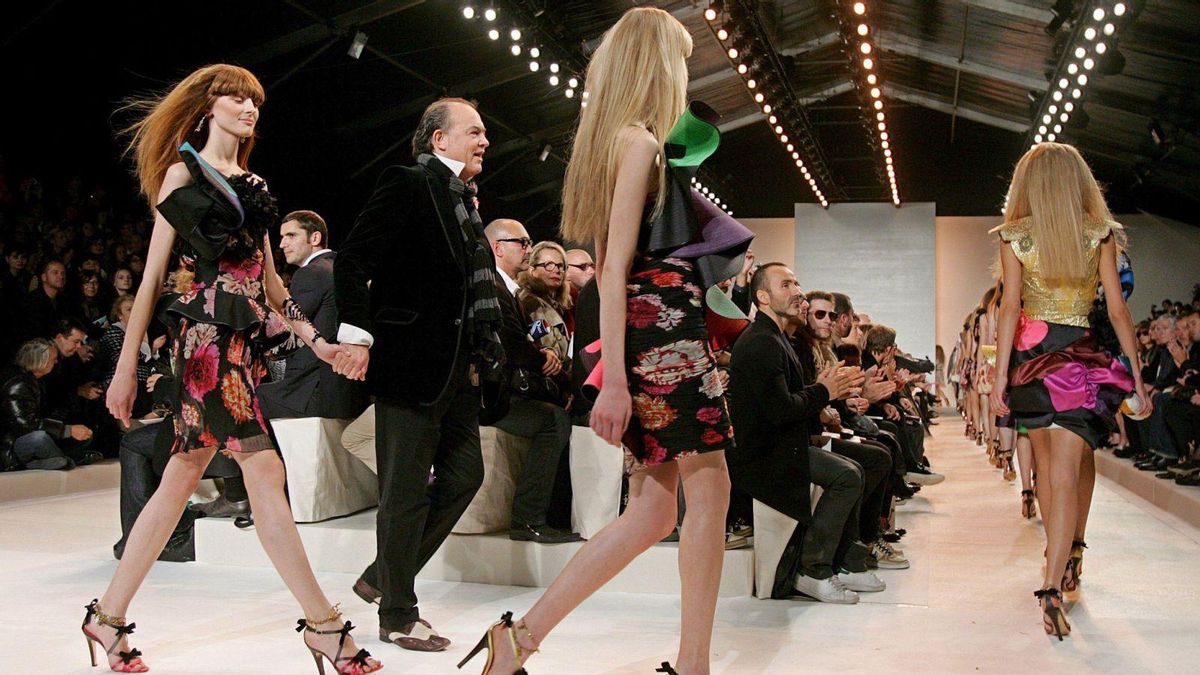 El diseñador Christian Lacroix en uno de sus desfiles.