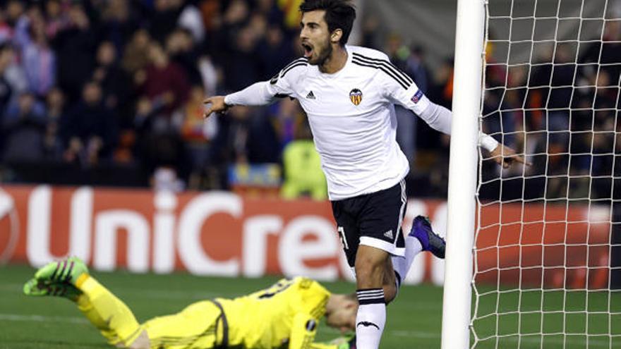 André Gomes celebra un gol con el Valencia. Foto: EFE.